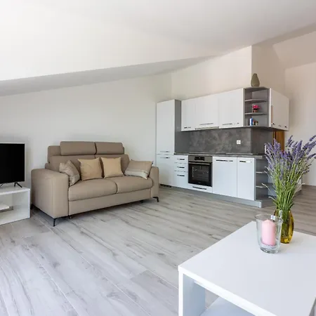 Sunshine D Apartment